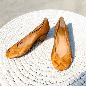 Frye Ada Pleats Peep Toe 3” Round Toe Heels in Camel Size 7